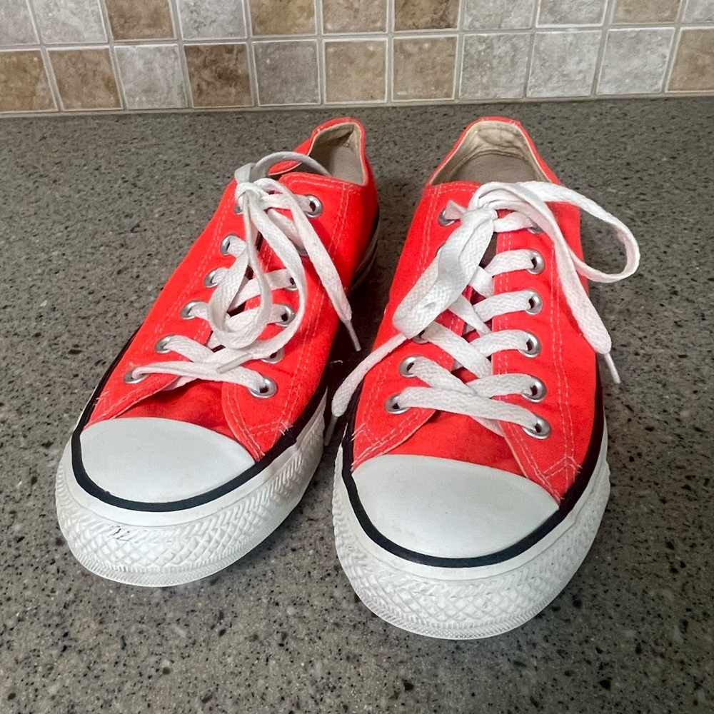 Converse Fiery Coral All Star Chuck Taylor Low Top Sneakers Women’s 7 Men’s 5 - Picture 2 of 9